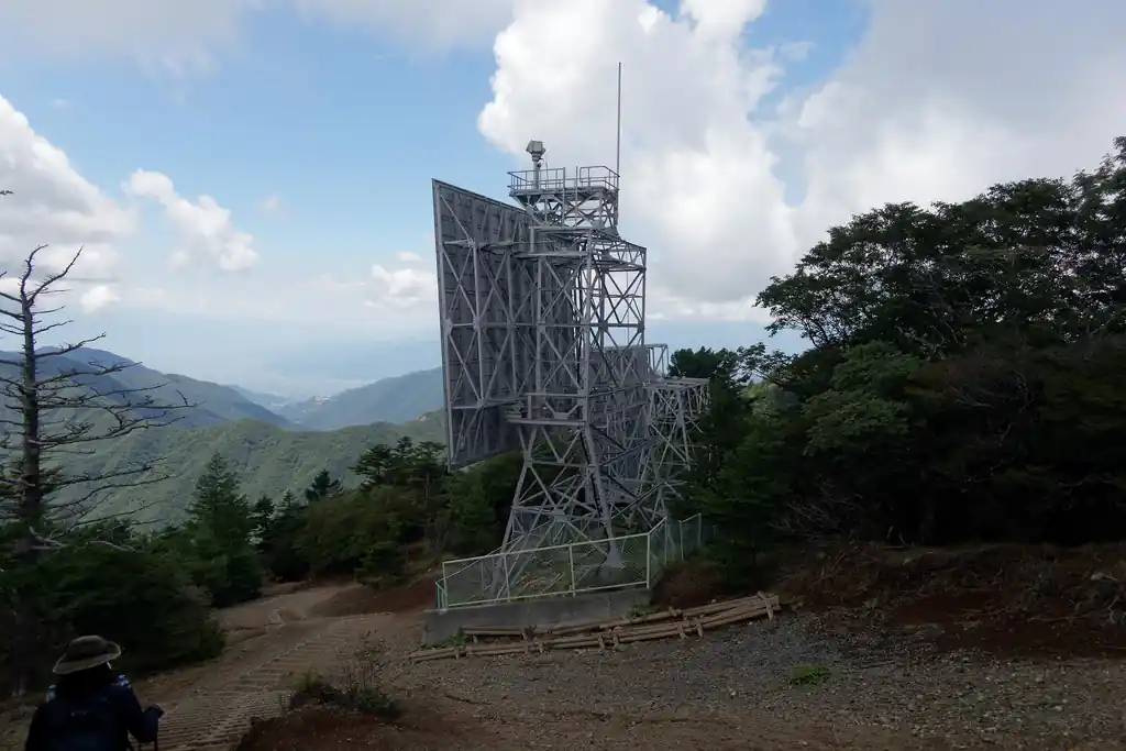 一通り写真も撮ったし、山頂でゆっくりできるスペースがないので降りていきます。途中アンテナと反射板が目に入る。