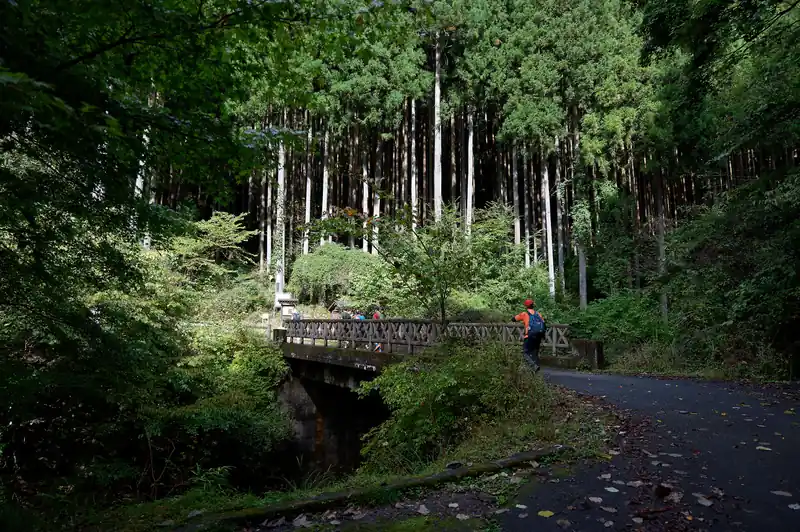 しばらく歩いてようやく登山口に到着。
昔はこのあたりにトイレがあったようだが、今はなし。