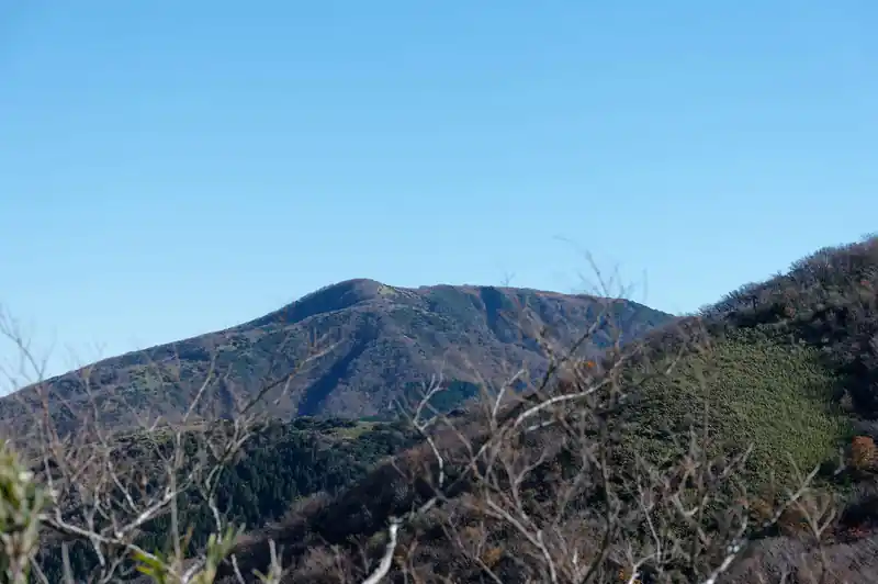奥の山が明神ヶ岳かな。かなり距離がある。