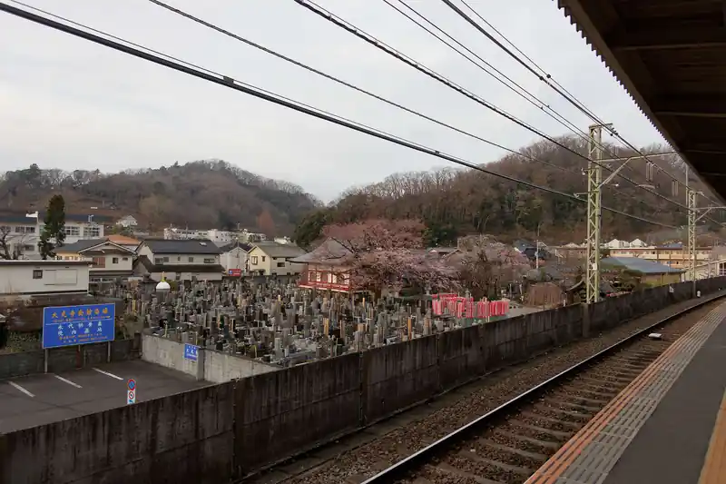 高尾駅でJRから京王線に乗り換えるため、ホームで電車を待つ。
今日は終始曇りの予報だったが、雨は降らないはず。風も強くなく、穏やかな日。

気温が低くて無風は良いが、強風はマジで汗冷えして寒くなるので出来るだけ避けている。