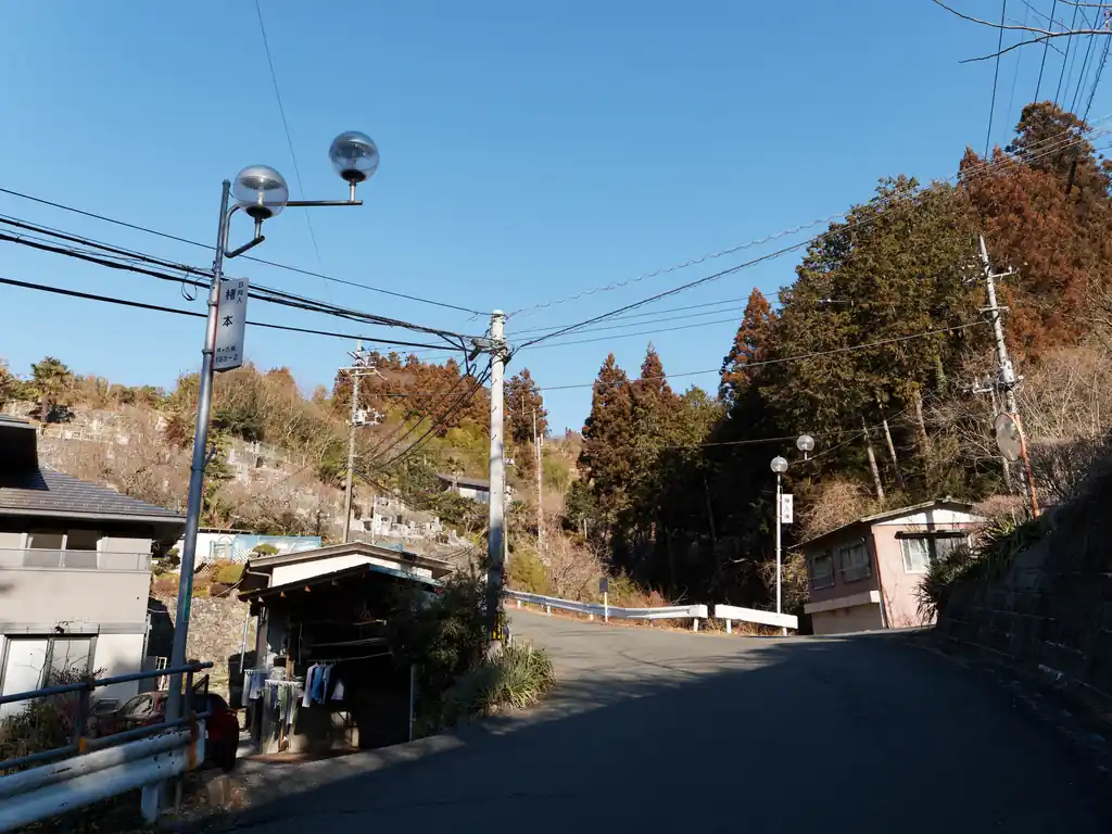 いつもはこの車道ではなく、もう一個西側にある車道を歩いていくのですが、天王山に登るにはこちらの道を登って行った方が都合がいいのでこちらを歩く。

ところで、大野峠から下山していくと赤谷集落に着きますが、あのあたりに昔は楮久保集落がありまして、少し前まで（といってもたぶん2000年代前半あたりの話）人も住んでいた模様。その集落に住まわれていた方の名字が楮本だったらしいのですが、この辺りは街路樹に楮本などの文字が見受けられますね。このあたりに移り住まわれたのかな。