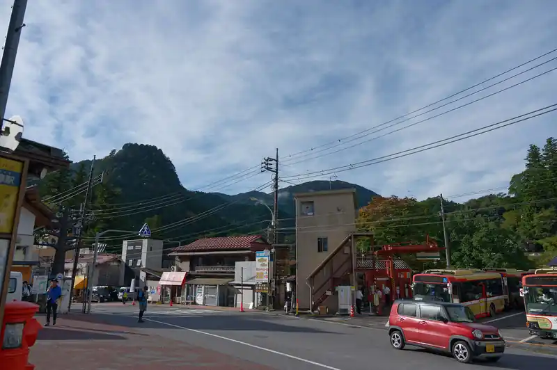川乗橋行きのバスは混むだろうな…と思い、かなり早めの電車で奥多摩駅に到着。
途中の電車から見える空は今にも雨が降りそうな曇り空だったのだが、奥多摩駅についてみると青空。

しばらくバス停前に腰かけて様子を見ていたが、川乗橋行きのバス待ちと思われる登山者はまだ4～5人といったところ。
向かいのバス停に停車していた、峰谷行きのバスはそこそこの満員具合で出発していった。