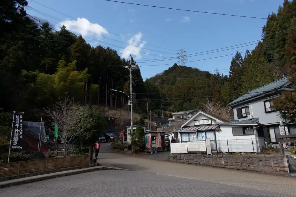 林道からしばらく歩くとつるつる温泉に到着。