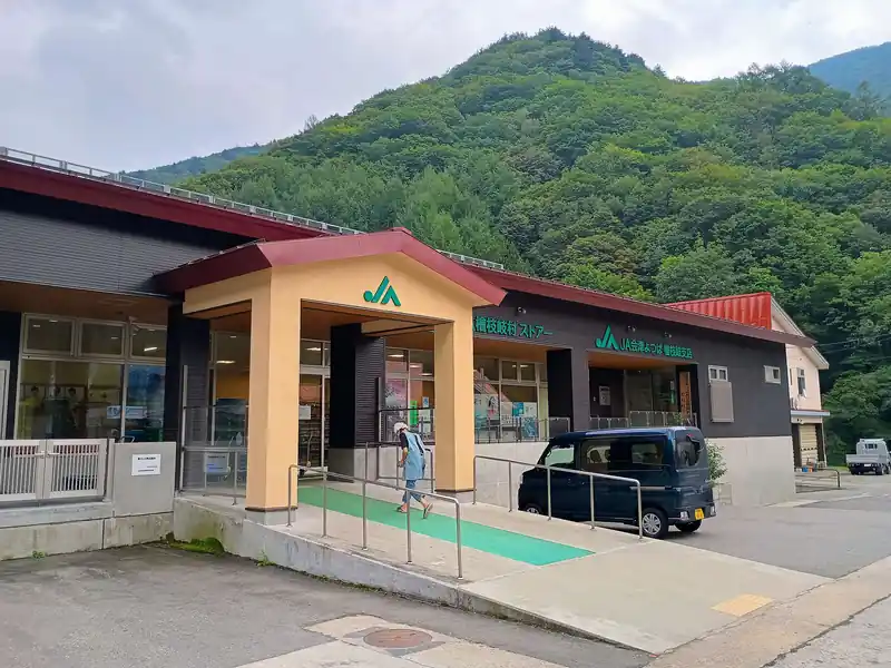 駒ヶ岳登山口バス停まで戻ってきたものの、なにか冷たい飲み物を買いたい。
周囲を見ても自販機すらありそうにない。周辺になにかないかと探したところ、檜枝岐村ストアというコンビニのような小規模なスーパーのようなものがあることがわかった。
駒ヶ岳登山口バス停からは、だいたい歩いて10分ほど。この近くにバス停もあるので、ここからバスに乗ることにして、飲み物をここで調達。

このストア、広さ的にはちょっと広めのコンビニくらいだが、日用品から飲み物、アイスクリーム、お菓子など一通り揃っている、地元の方向けの店。
飲み物の値段は東京の自販機より安い。

この後、飲み物を飲んで休憩したら、沼山峠に向かうバスに乗車して、御池へ。
バスには数人の一般人が乗っていた。どうやら檜枝岐村の民宿に泊まりにきたような感じだったがよくわからず。