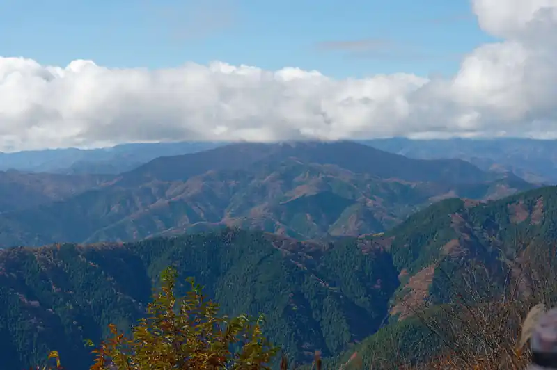 中央の山が三頭山（のはず）。