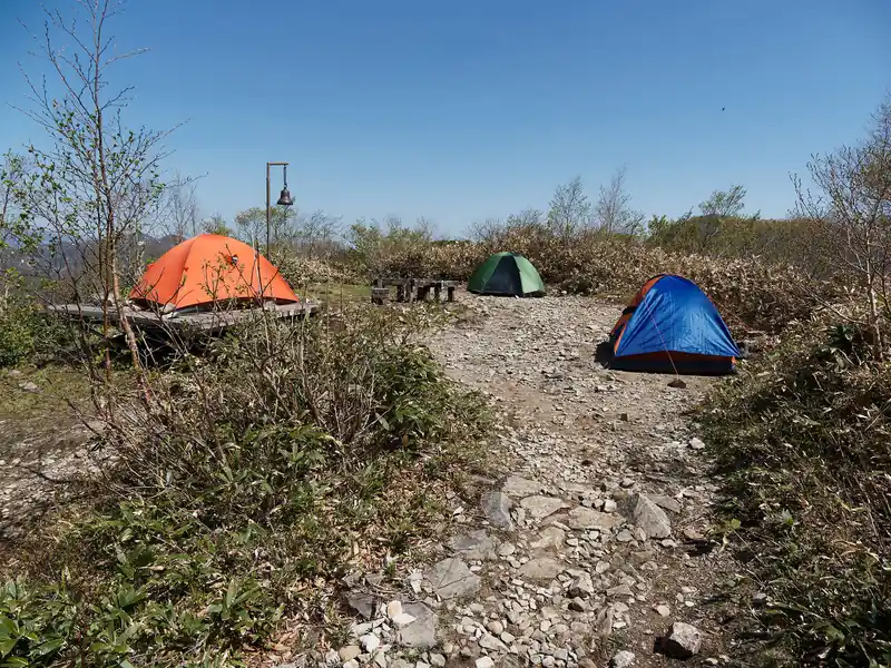 奥に進むと別のテント場。この奥に三国峠へ通じる登山道がある。