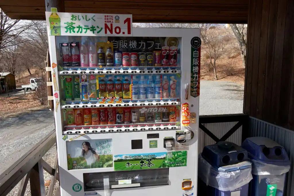 山頂は風がすごくて滅茶苦茶寒かったので早々に都幾山に向かいます。山頂下のあたりはキャンプ場になっているんですが、今は休業中のようで、トイレも自販機も使えませんでした。

また暖かくなったら泊りにきたいなあ。