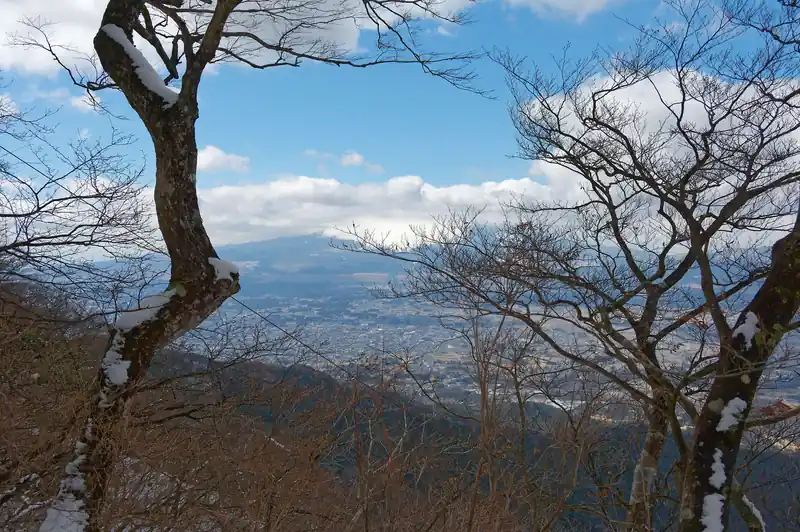 見晴らしは良い（＝高所恐怖症にはつらい）。
この道を今日下るのは高所恐怖症のワタシには無理です。