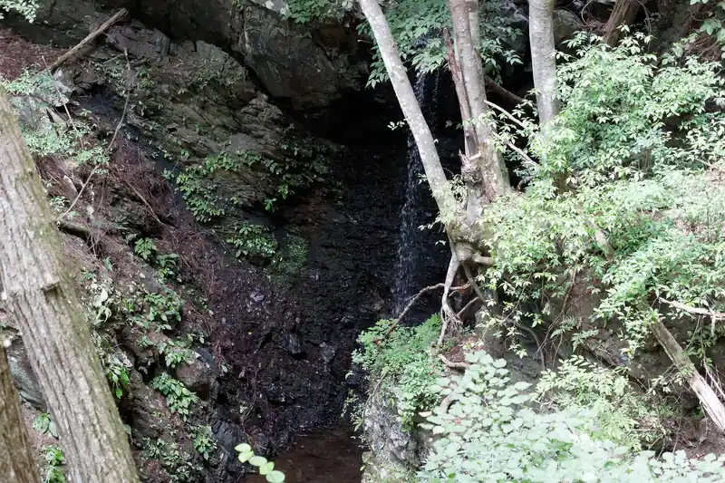 奥に小滝。