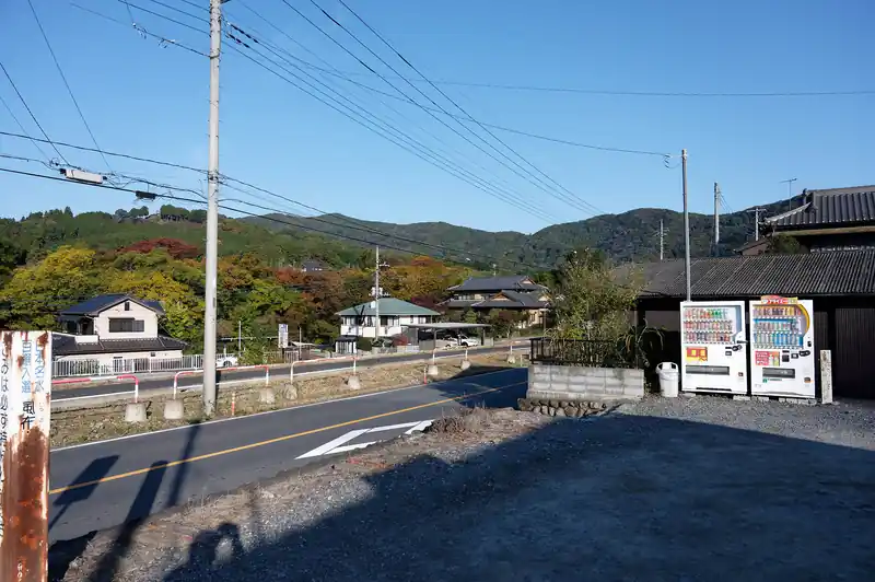 今回は秩父鉄道の波久礼駅から歩き始めます。

向かいに見えているのが今日歩く稜線（のはず）。標高400m前後の山々です。