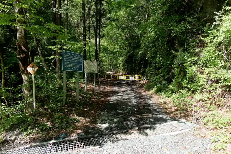 こっちは林道峰谷線。