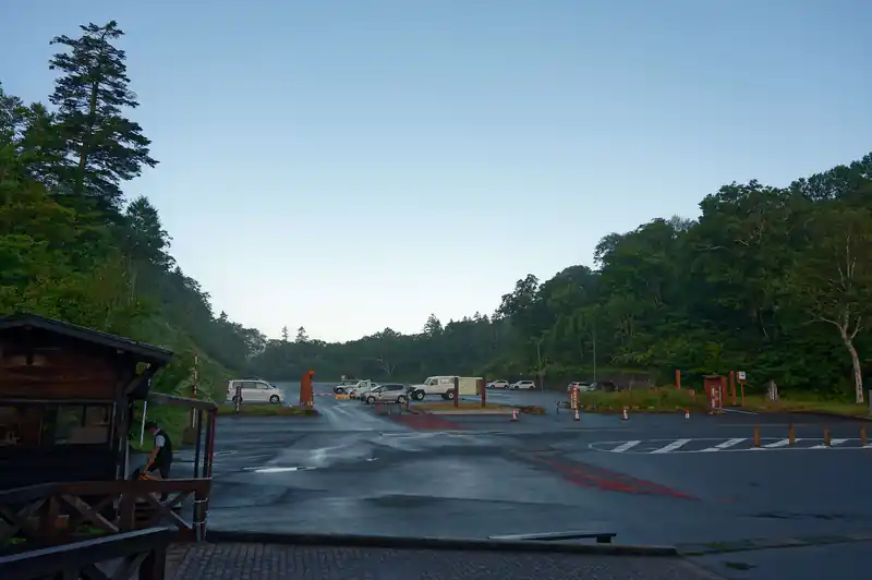 布団でダラダラして、気づいたら寝落ちしており、夜中に一度起きる。外を見ると雨が降っていて霧で見えなかった。
うーむ、これは明日燧ヶ岳登れるのか？と思っていたが、起きてみると晴天で雨は降りそうにない。

雨だったらバスで沼山峠まで移動後、大江湿原、尾瀬沼と歩いて見晴を目指すつもりだったが、これなら、と予定通り燧ヶ岳に登ることにする。