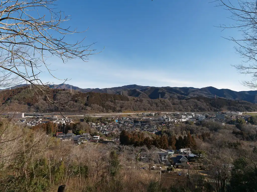 開けた場所に出る。一番奥にあるのっぺりした山が恐らく陣馬山。ずっと右に続く稜線に三角形のピークがあるが、恐らくあれが堂所山かな？
陣馬山から左側に標高を落としてもう一度登ったところにあるピークが生藤山かな。