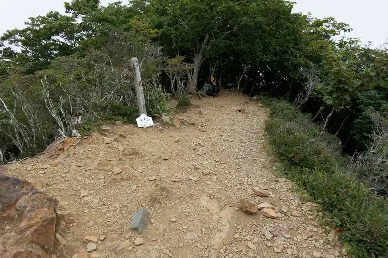 滝子山山頂に到着。
山頂は思ったよりも広くて細長い。
曇りなのでそれほど日差しは強くないんですが、奥の木陰で休憩中の登山者が2～3人。
奥に進むと寂しょう尾根へ繋がる道があります。