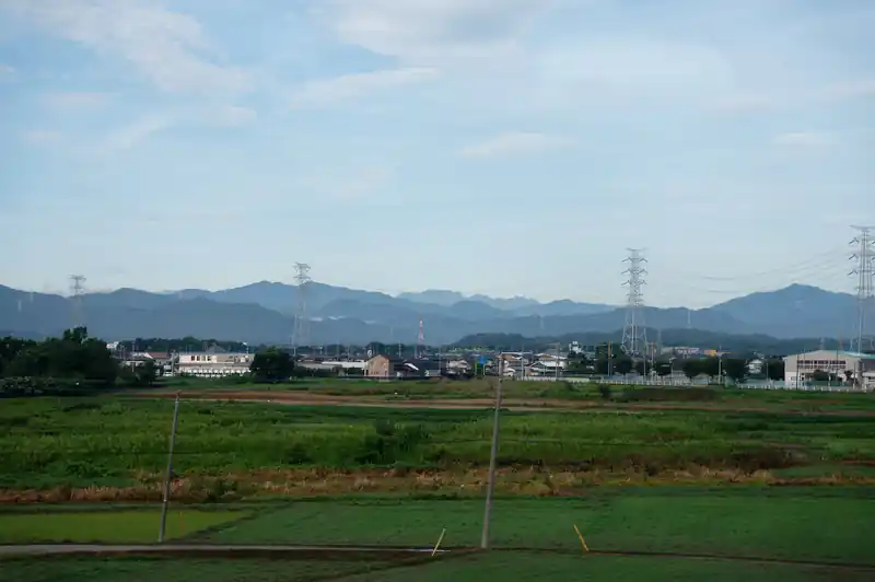 正直飯能・東秩父あたりの山は、特徴に乏しく山座同定が難しい。
しかし埼玉県が誇る100名山、両神山は特徴的な形から、山座同定が可能である。
というわけで写真中央に写っているのが両神山である（のはず）。

なお、電柱がやけに斜めってるな、と思われた方、これは写真の撮り方のせいで、実際に電柱が斜めになっているわけではございません。