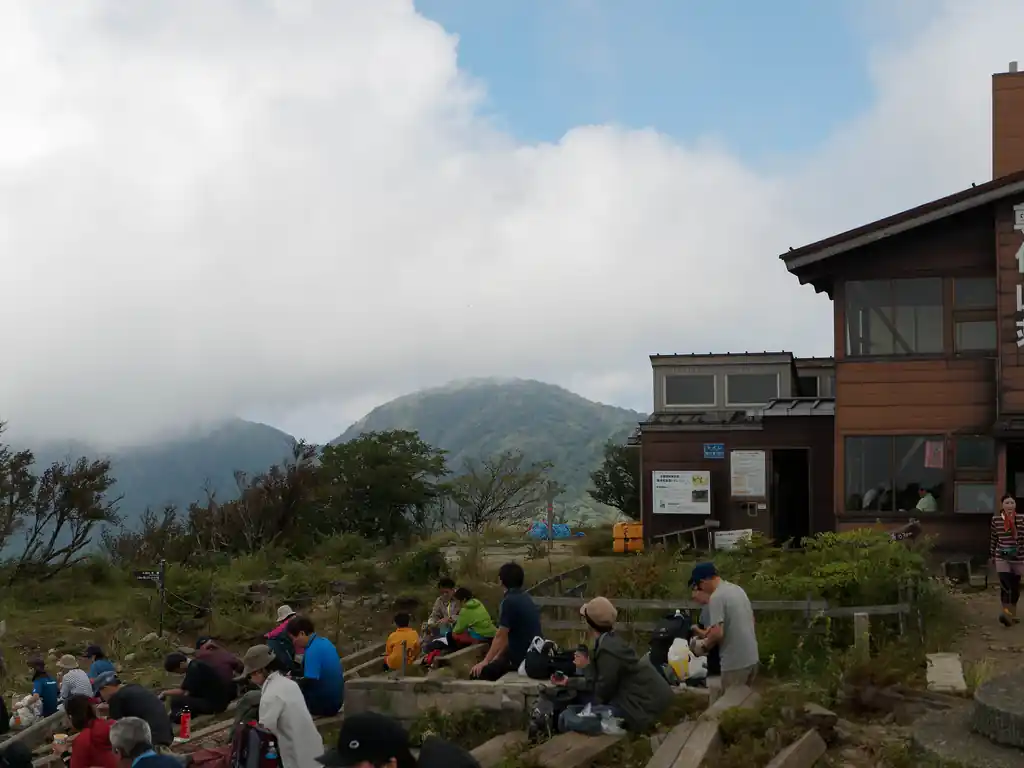 中央のピークが恐らく丹沢山。深田久弥100名山です。
地図で見ると丹沢山って結構近いんですが、こうしてみると遠く感じる。コースタイムは往復2時間。いけないこともないけど、体力に自信がないと不安になる距離感です。