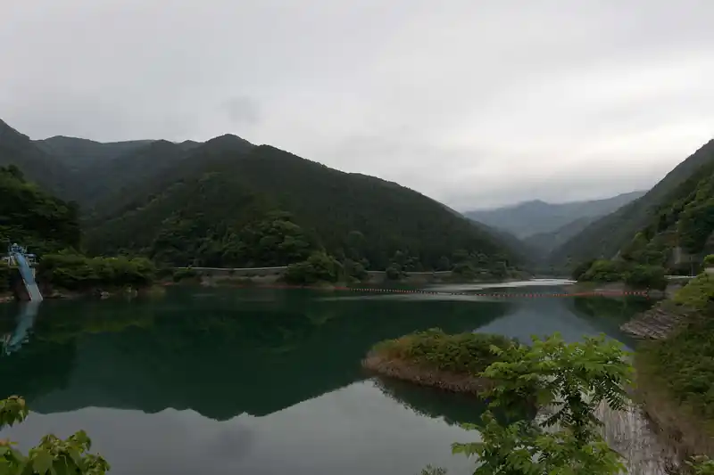 スタート地点の名栗湖。私はなんとか早起きして6時30分発（が、バスが満員になったので6時20分に出発）に乗り込むことができた。
7時頃に名栗湖に到着し、当日受付後、ゼッケンに名前やらを書き込んで準備する。

当日受付する人がどれくらいいるかは未知数だったものの、そこそこの人が当日受付をしていて一安心。まあ、あんまり多いと受付してくれなくなるリスクもあるが。