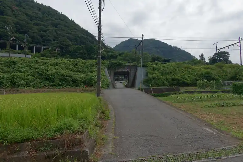 舗装路を歩いていって線路をくぐります。
滝子山の道標があるので、道に迷うことはなさそうです。
