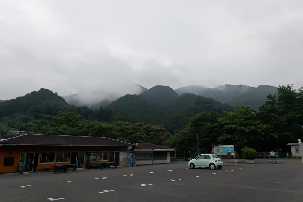 午前8時、芦ヶ久保駅から望む横瀬丸山。
山頂周辺はすっかりガスっています。しかし二子山に登るときっていつもこんな天気ばっかりなんだよなあ。

6人程度、ハイカーが駅で降りましたが、二子山に向かうのは私ともう一人だけでした。
