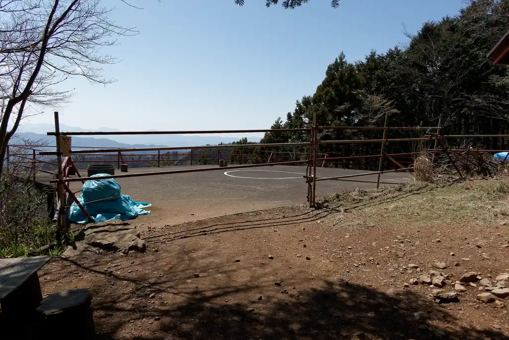 とヘリポート。昔は荷揚げはこのヘリポートでやってたのかな。