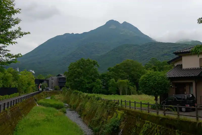 由布院から眺める由布岳。

由布岳も登りたいけど、今回はそういう旅行じゃないんだよね～。
まあそのうちまた登りに来れるさ～と考えて旅行を楽しみます。