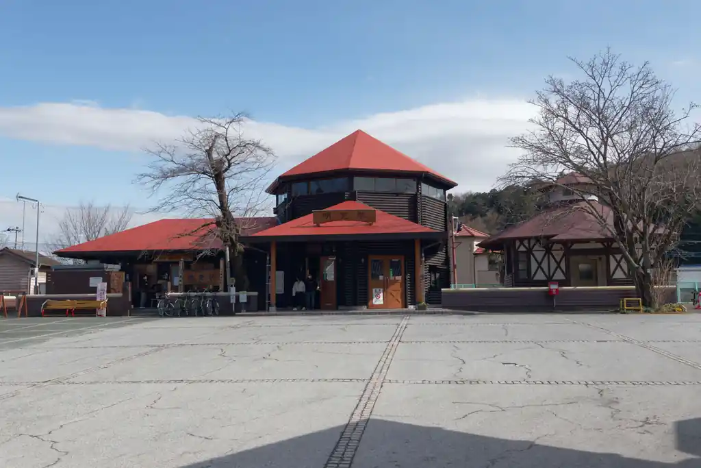 明確駅。電車は約1時間後だったので、ここからさらにバスに乗り武蔵嵐山駅まで移動、東武東上線で帰宅しました。
