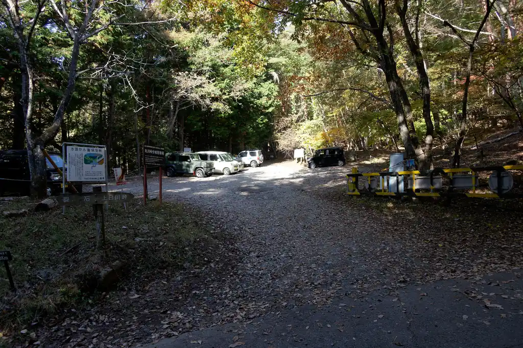 前回はここから丸川峠まで登ったのだった。
この道はきつい登りが続く道で、なかなかしんどかった。ただ静かな山歩きを楽しめたし、丸川峠から大菩薩嶺山頂までの苔むした登山道は趣があっていい。
危険個所はないが、標高があがると大きな岩が増えていく。鎖やロープがないと登れないほどではないので、体力と時間に余裕があるなら是非歩いてみて欲しい。

ここから15時発のバスに間に合うために、走りながらバス停まで向かった。
結局5分以上余裕を持ってバス停に着いたので良かったが…。