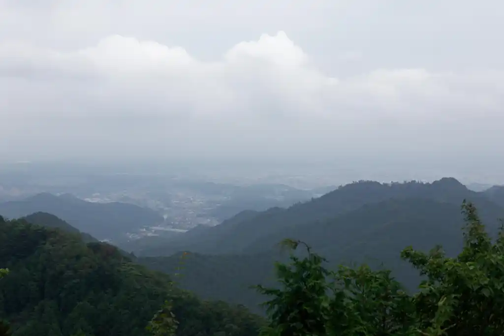 景信山からは少し見晴らしがよかった。もっとガスっていて何も見えないんじゃないかと思いましたが…。