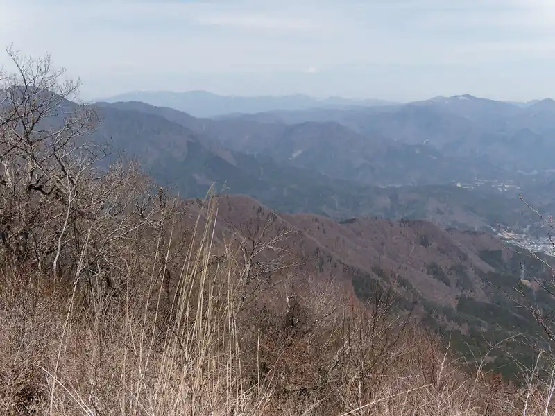 少し木が邪魔だが倉見山。
昨年秋に登ったときは、落ち葉と急坂で本当にハラハラした山だったが…。
