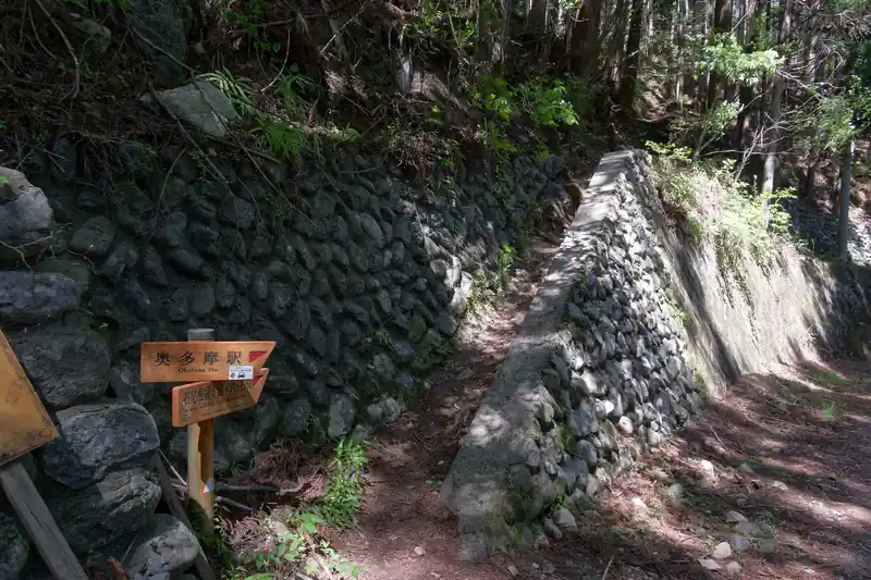 舗装路に出た。いや～石尾根は長かったぞ。