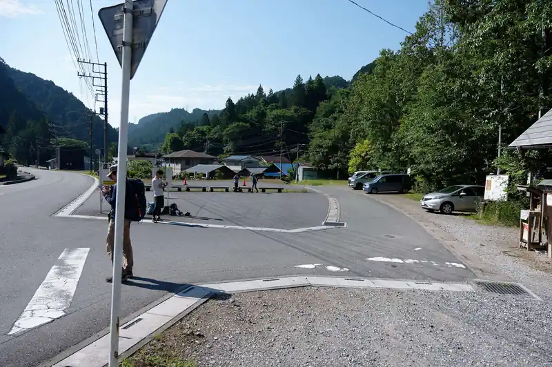 名郷バス停に到着。飯能駅からバスで約1時間ほど。
大半の登山者はさわらびの湯バス停で下車。10人ほど？が名郷バス停まで乗車。