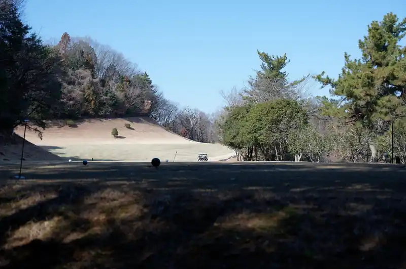 ゴルフ場とフェンス1枚隔てた登山道を歩きます。
ちょうど真横でプレー中でして、非常に気まずい雰囲気だったんですが、気にせず進みます。
下手にプレーを観察したりすると、クレームが入って登山道が閉鎖されかねません。まあそんなことにはならない気もしますが、余計なことはしない。