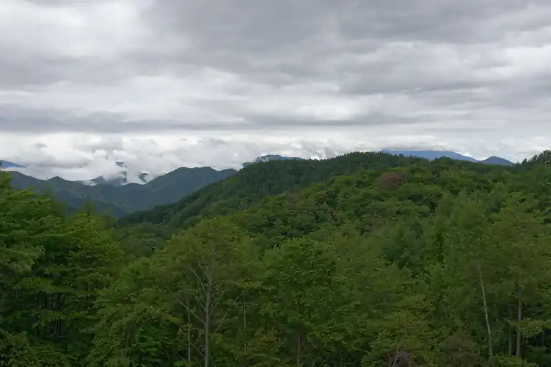 せっかくなので広場に行って景色を見てみたんですが、微妙です。
雲が多く、それほど印象的ではありません。晴れていればきっと…。