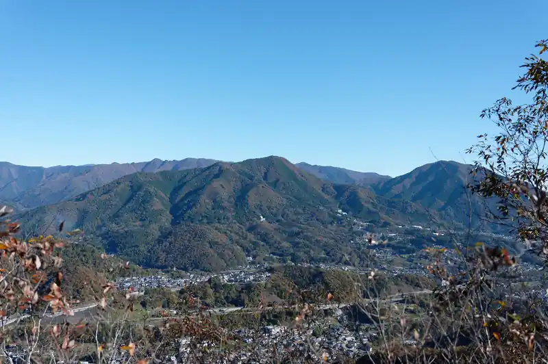 こっちは百蔵山（左）と右に扇山かな。
間が大きく凹んでいますが、200m近く下って登る地味にきついルートだったと思います。