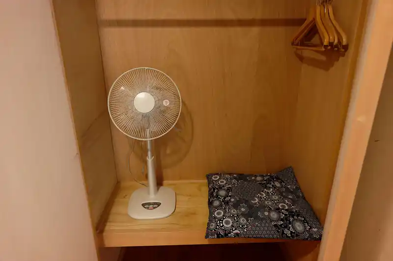 押入れに入っていた座布団と扇風機。
冷房はないようで、暑いときは扇風機で涼んでね、ということだろう。