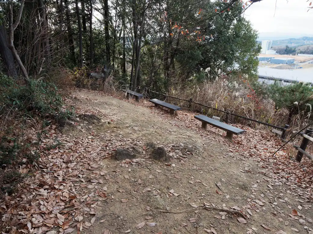 燧山も見晴らしがよく、ベンチがいくつか並んでいる。
