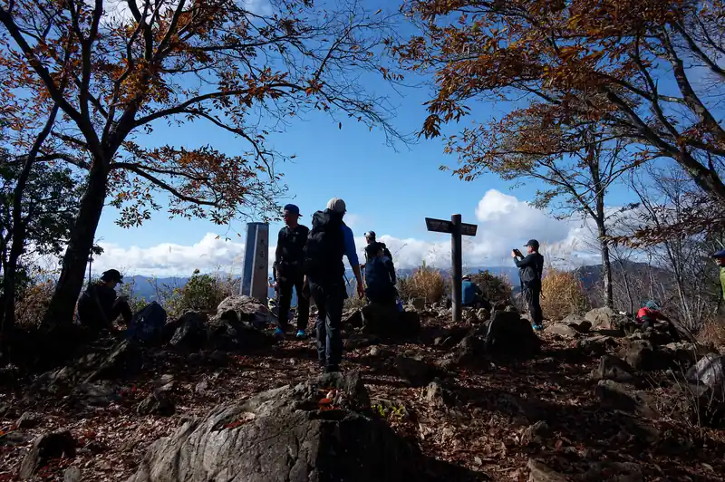 人でいっぱいの大岳山山頂。
