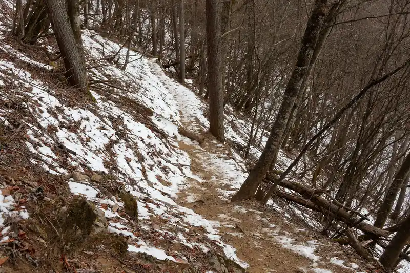 そのまま進んでいくと、一部雪が多く残っている箇所があり、ここだけ念の為チェーンスパイクをつけて慎重に進む。