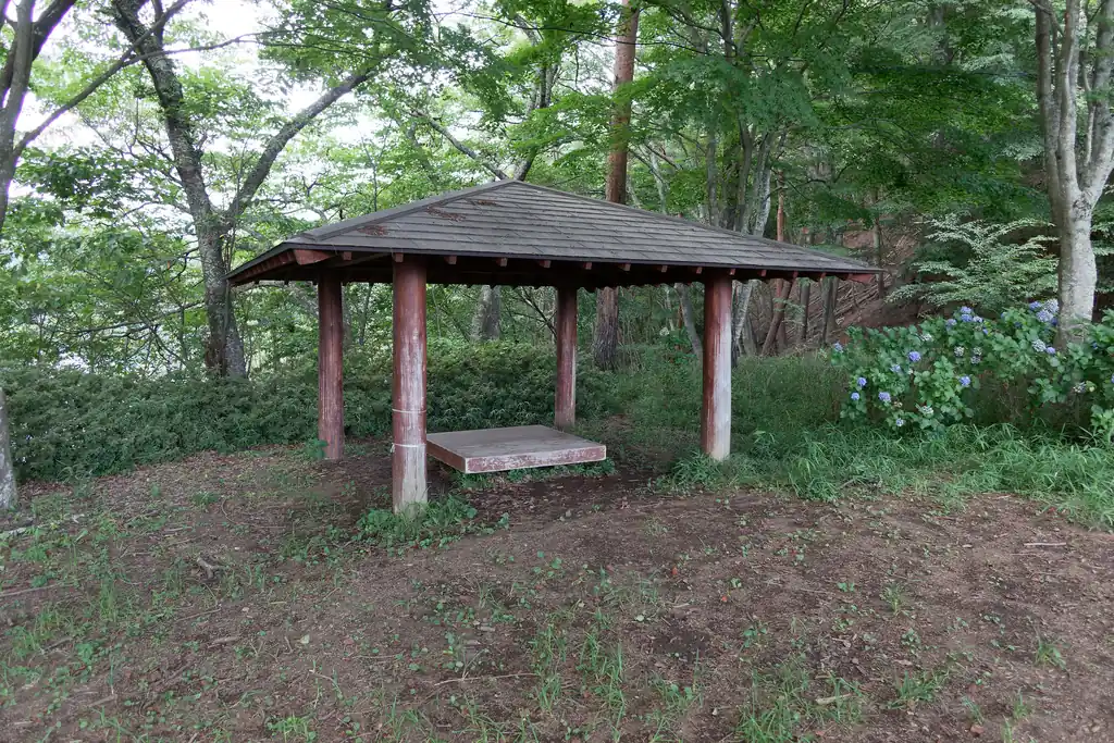 途中広場があり、東屋が一軒。