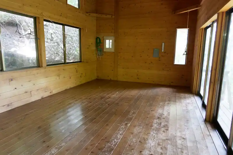  こじんまりとした避難小屋だが、窓が大きく、電気が無くても室内は明るい。
カビ臭さもなく、キレイで良い避難小屋だった。ここに一泊してみるのも面白そうだ。 