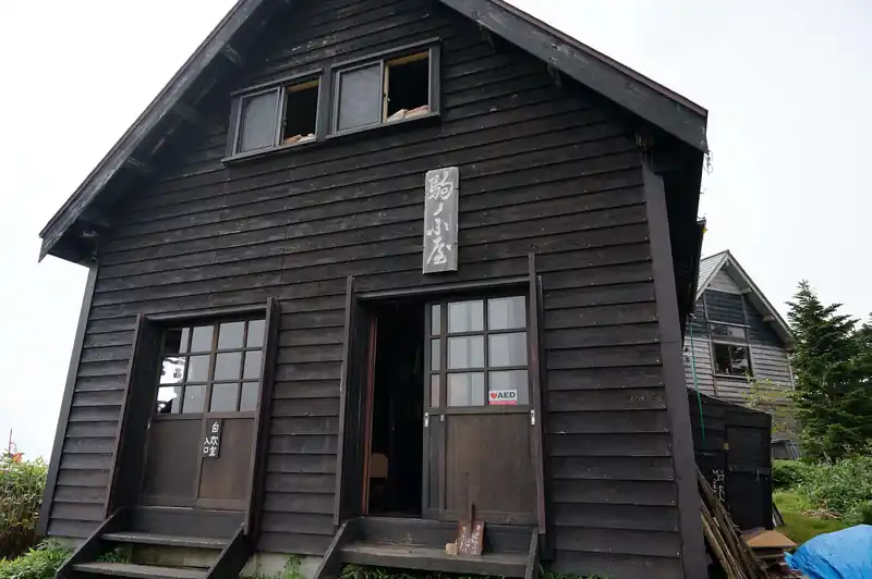駒の家に到着。
数人の登山者が駒の家前のベンチで休憩中。