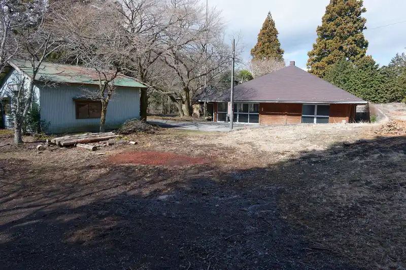 そのまま歩いていって建物が見えてきました。
