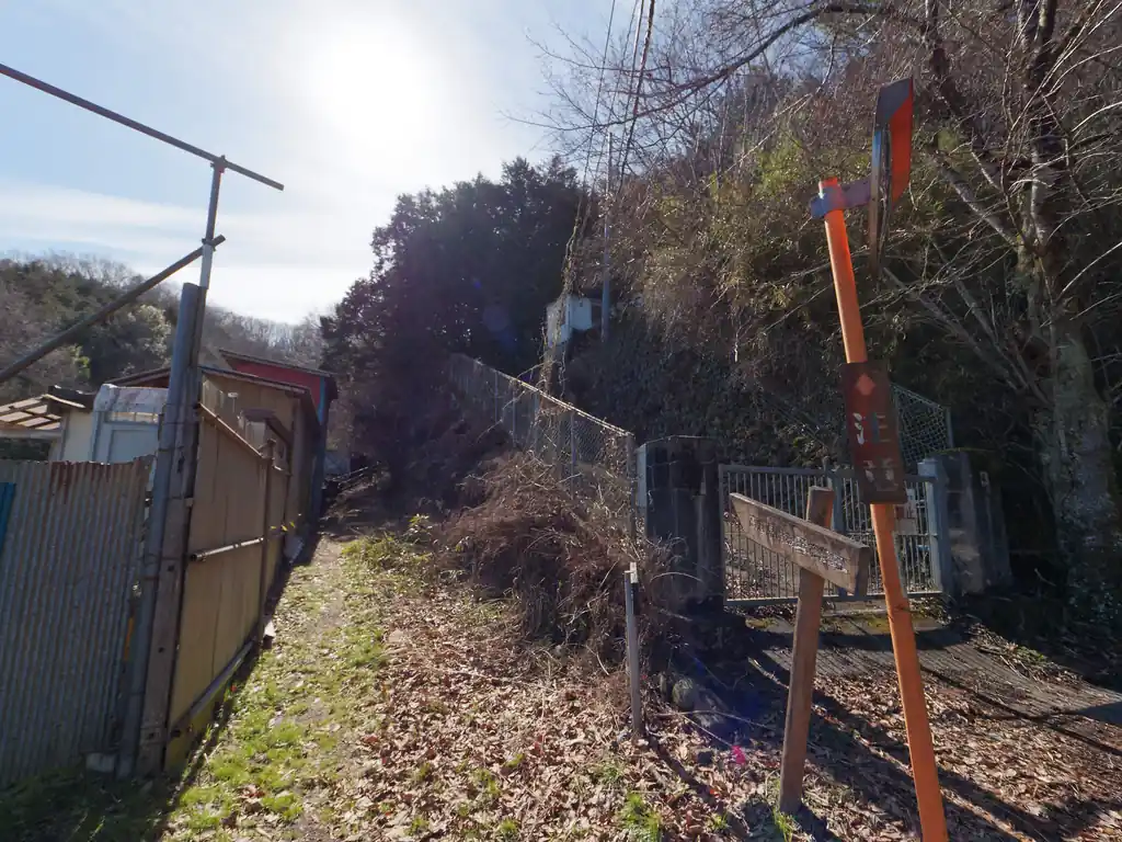 高倉山から下山する道があるはずなのだが、恐らくこれがその出口かな。