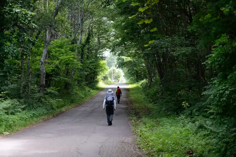 今度は延々続く舗装路歩きだ。この先を歩ききった場所が登山口。
地味に登りで結構つらい。

入山料の徴収も、この途中にプレハブ小屋があって、おじさんが徴収している。