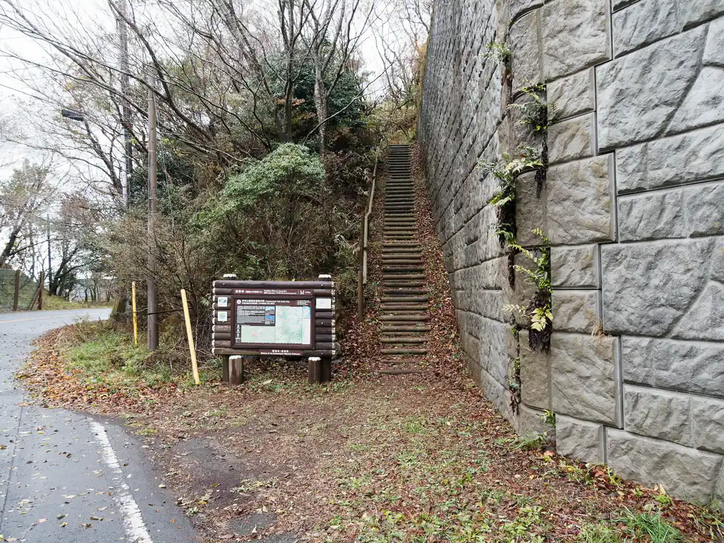 ここが登山口。ちなみに、ここから天城峠までも登山道が続いていて、そちらも見晴らしの良い非常に魅力的な道が続くらしい。
が、少しばかりコースが長くなってしまうので、健脚でないと歩きとおすのは難しいと思われる。
