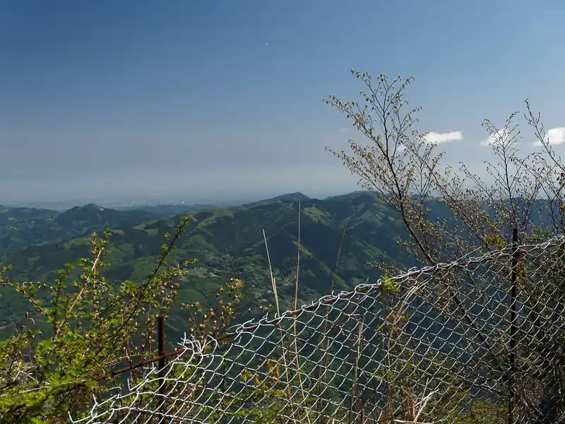 こちらは横瀬丸山。持参した双眼鏡で見てみると、山頂の展望台が見えた。
その奥に堂平山も見えるのだが、この写真だと判別は厳しいか。
