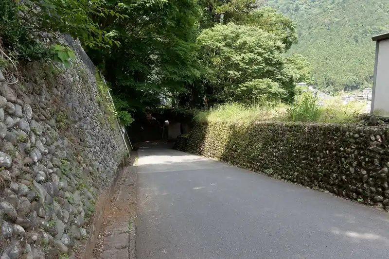 そのまま歩いて数十m進んだところで舗装路に合流。