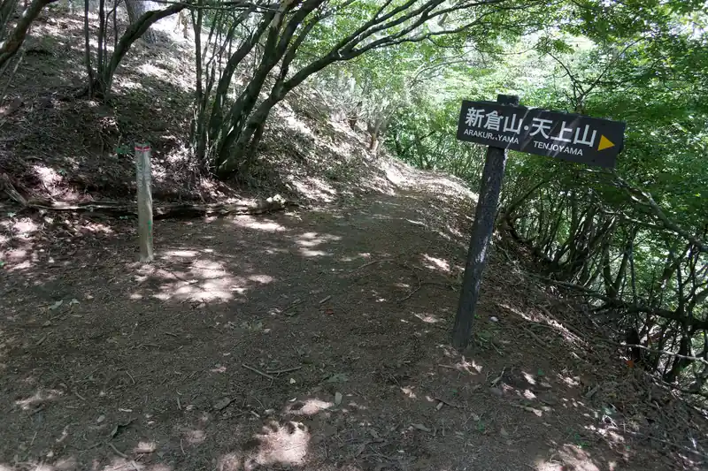 送電鉄塔から先に進んでいくと分岐。この道は歩いたことがないので気になっております。