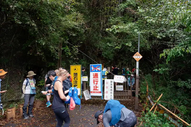 時間が来てバスが出発。早めにバス停に並んでいたこともあり、無事座ることができたが、まあバスに乗るのは15分程度なので、立ち乗りでもさして問題はないと思われる。
そして、予想通り大勢の登山者が下車。鳥戸屋尾根から蕎麦粒山に登る人も、恐らくここで降りるはずなのだが、そちらはそれほど人気のルートではないはずなので、ほぼ全員川苔山に登るのだろう。