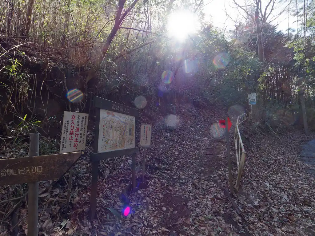 ここが高倉山の入口。
ホコリっぽいせいか、レンズにゴミが大量に付着して、それが太陽光に反射して非常に見づらい写真になってしまった。